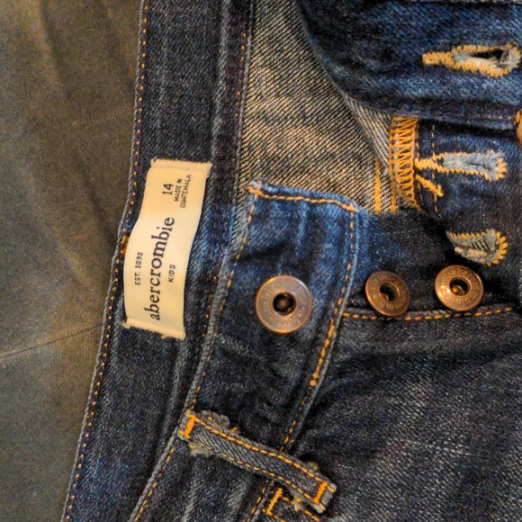 Almost Brand New size 14 girls abercrombie shorts! - Picture 2 of 3